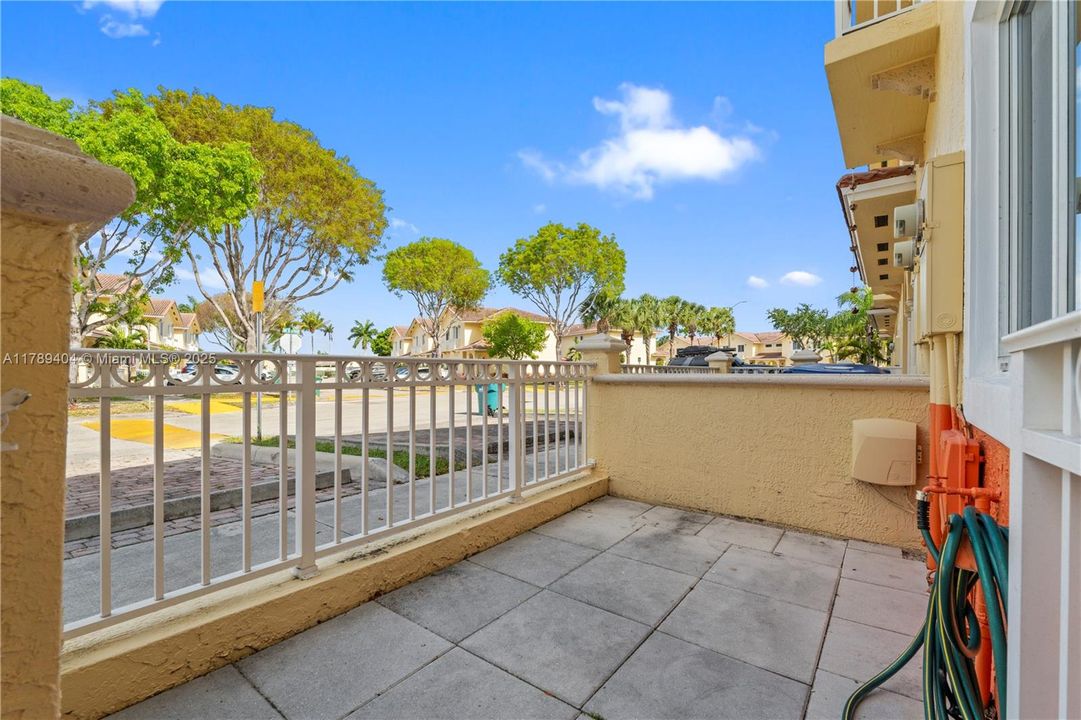 Vendido Recientemente: $410,000 (2 camas, 2 baños, 1150 Pies cuadrados)