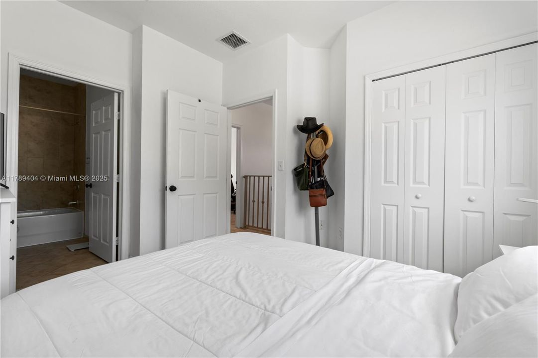 Vendido Recientemente: $410,000 (2 camas, 2 baños, 1150 Pies cuadrados)