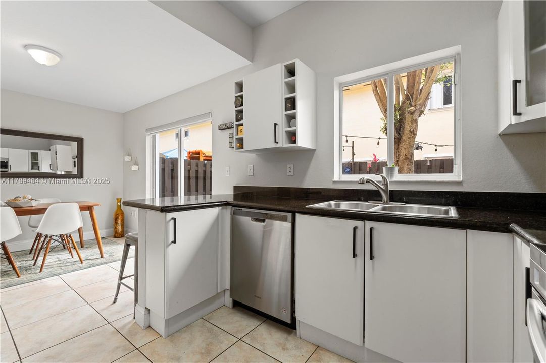 Vendido Recientemente: $410,000 (2 camas, 2 baños, 1150 Pies cuadrados)