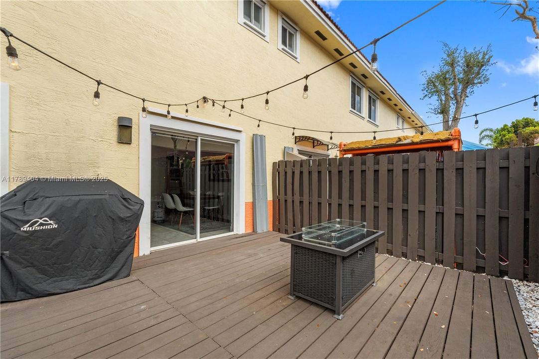 Vendido Recientemente: $410,000 (2 camas, 2 baños, 1150 Pies cuadrados)