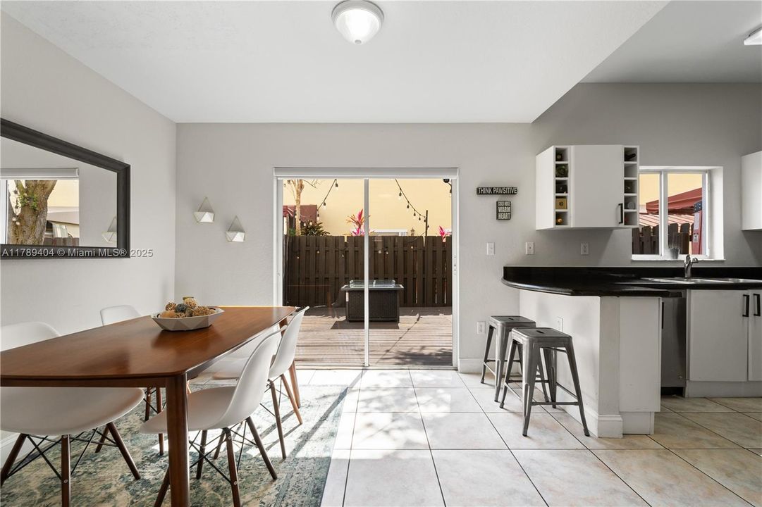 Vendido Recientemente: $410,000 (2 camas, 2 baños, 1150 Pies cuadrados)