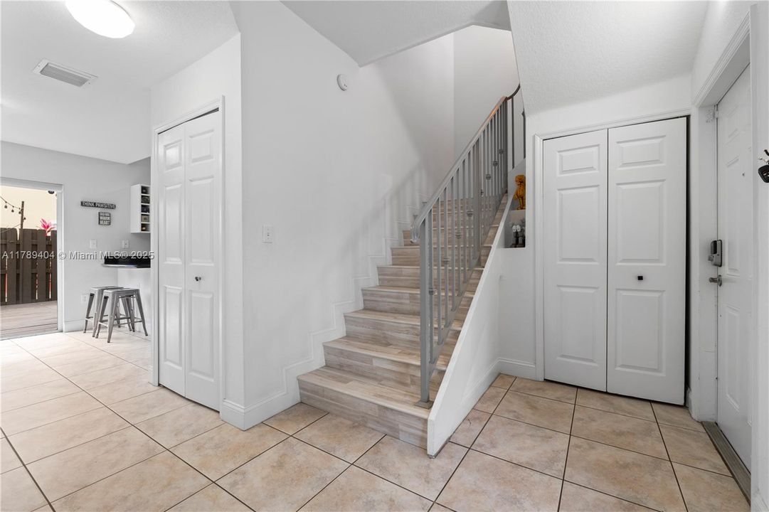 Vendido Recientemente: $410,000 (2 camas, 2 baños, 1150 Pies cuadrados)