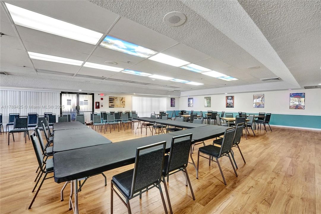 合同活跃: $140,000 (2 贝兹, 2 浴室, 1370 平方英尺)