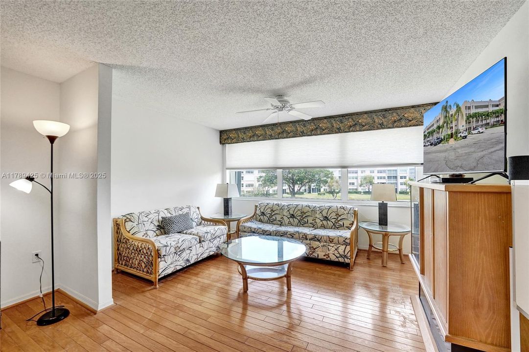 合同活跃: $140,000 (2 贝兹, 2 浴室, 1370 平方英尺)