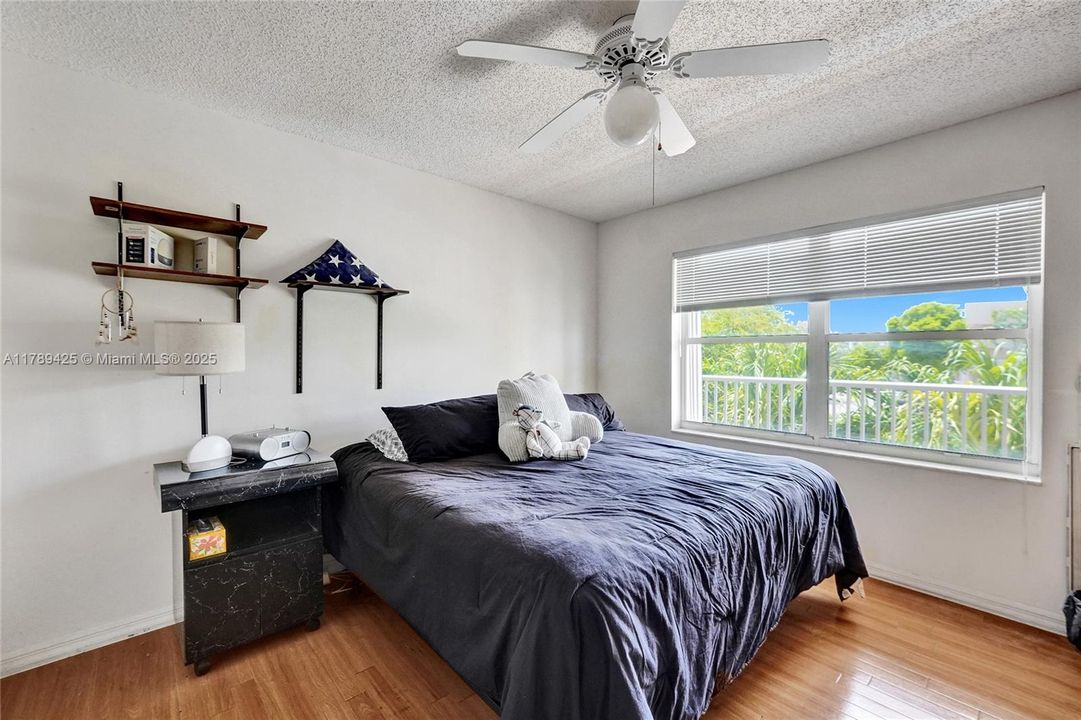 合同活跃: $140,000 (2 贝兹, 2 浴室, 1370 平方英尺)