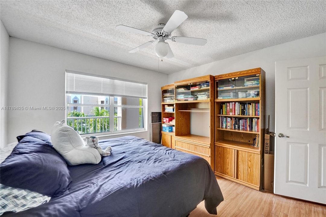 合同活跃: $140,000 (2 贝兹, 2 浴室, 1370 平方英尺)