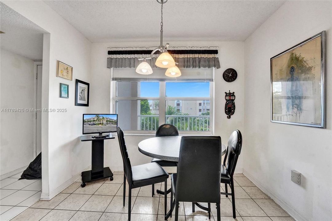 合同活跃: $140,000 (2 贝兹, 2 浴室, 1370 平方英尺)