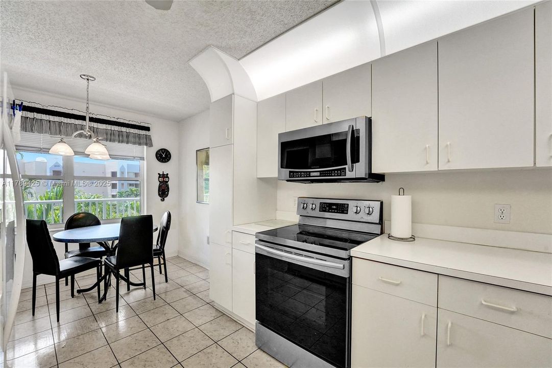 合同活跃: $140,000 (2 贝兹, 2 浴室, 1370 平方英尺)