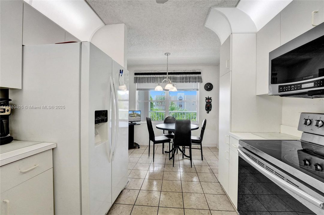 合同活跃: $140,000 (2 贝兹, 2 浴室, 1370 平方英尺)