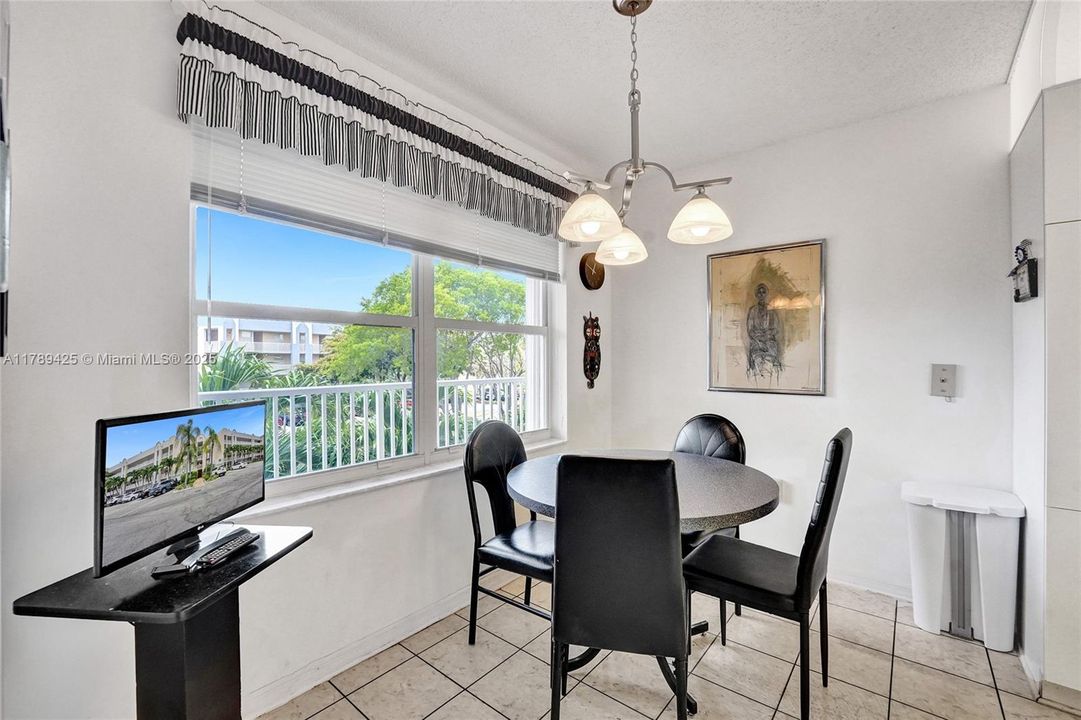 合同活跃: $140,000 (2 贝兹, 2 浴室, 1370 平方英尺)