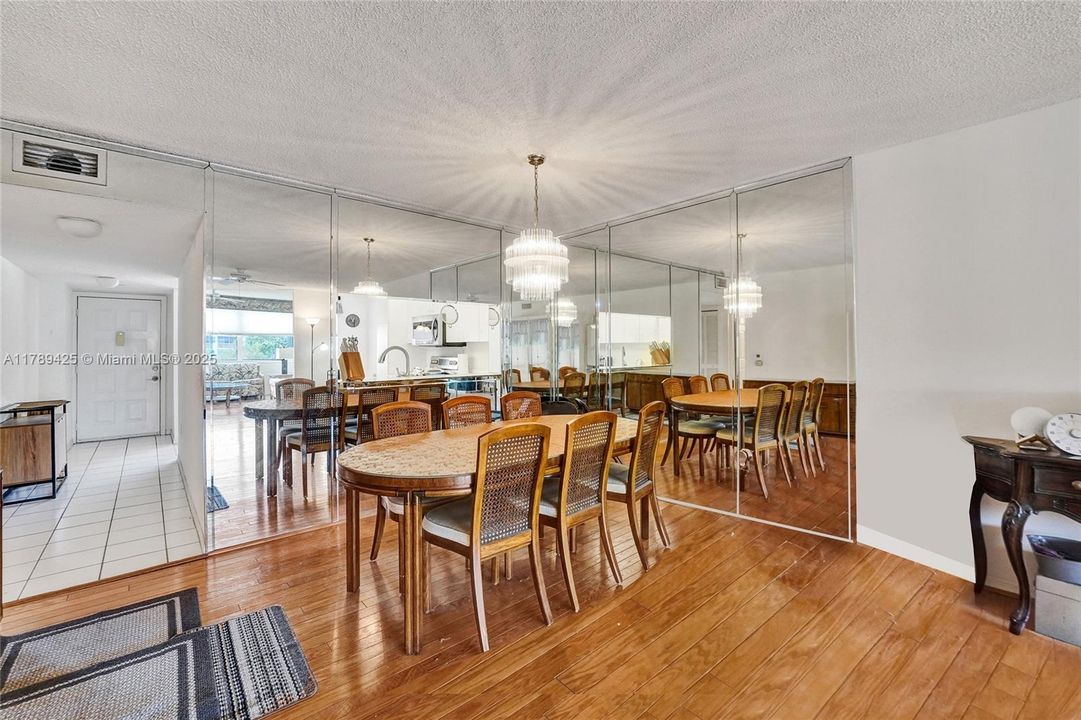 合同活跃: $140,000 (2 贝兹, 2 浴室, 1370 平方英尺)