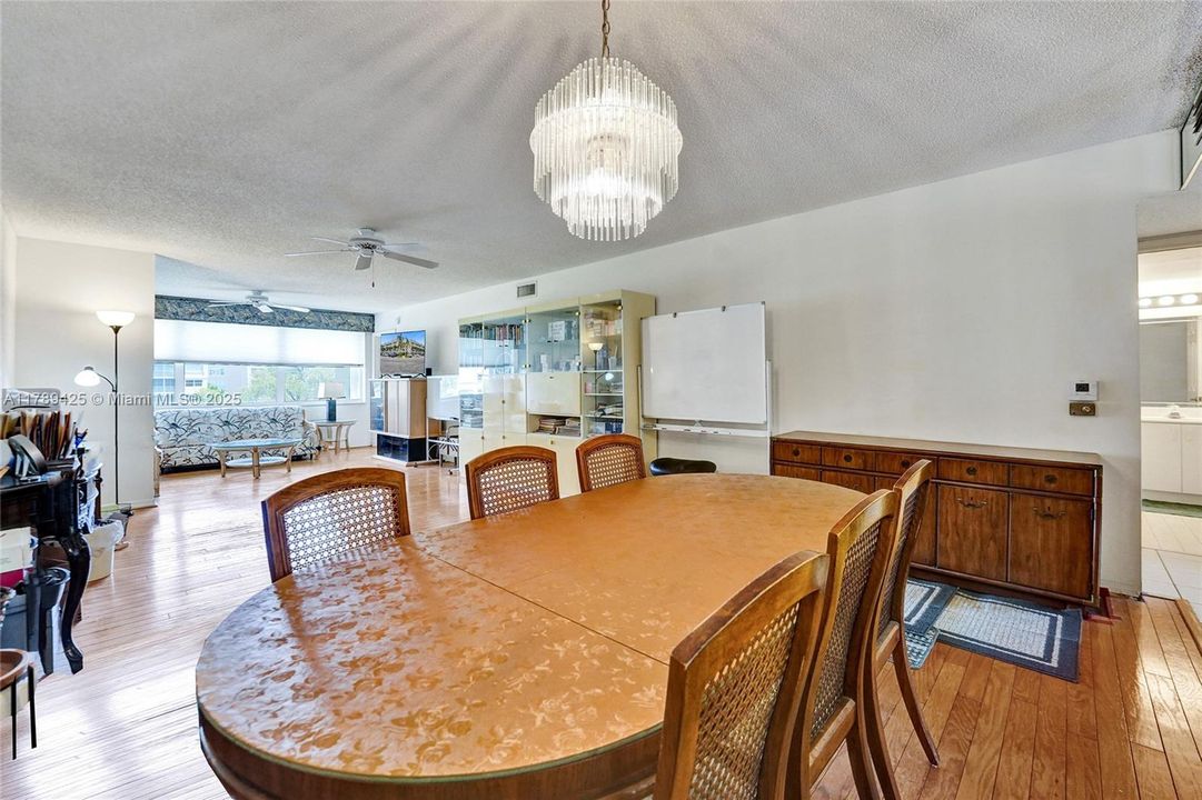 合同活跃: $140,000 (2 贝兹, 2 浴室, 1370 平方英尺)