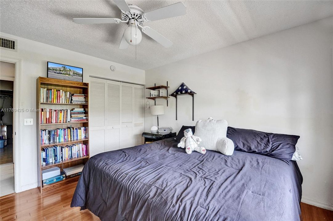 合同活跃: $140,000 (2 贝兹, 2 浴室, 1370 平方英尺)