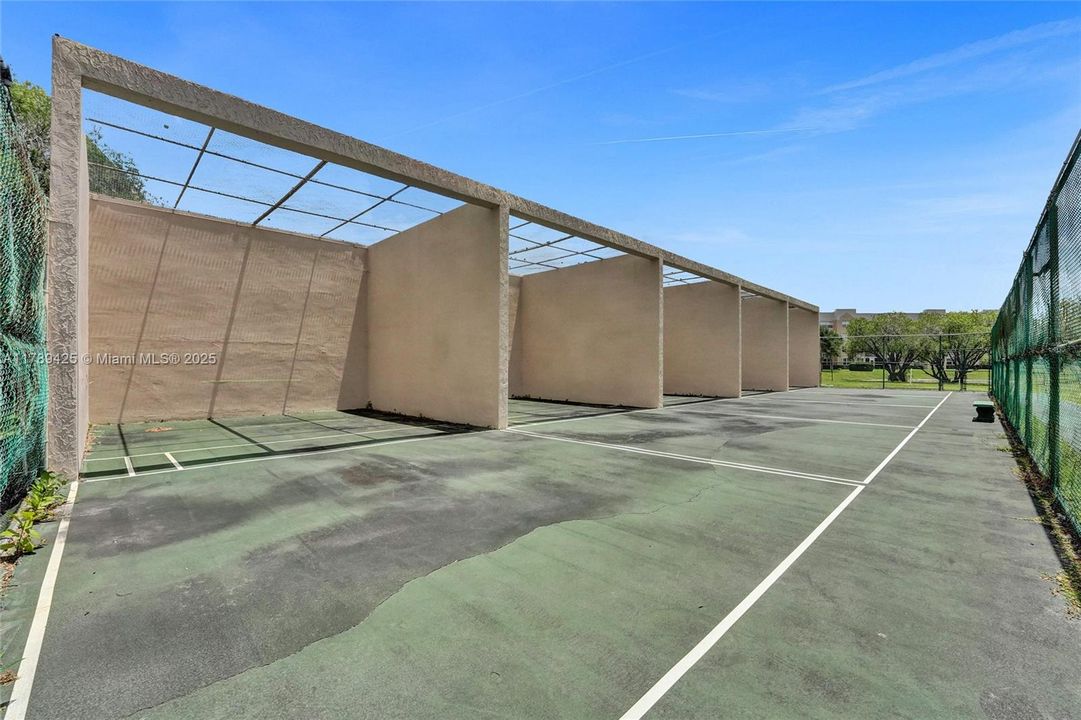 合同活跃: $140,000 (2 贝兹, 2 浴室, 1370 平方英尺)