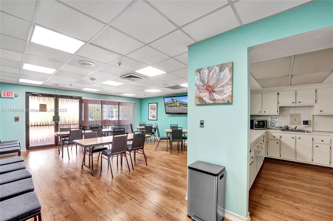 合同活跃: $140,000 (2 贝兹, 2 浴室, 1370 平方英尺)