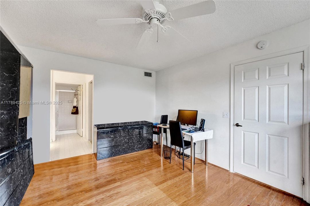 合同活跃: $140,000 (2 贝兹, 2 浴室, 1370 平方英尺)