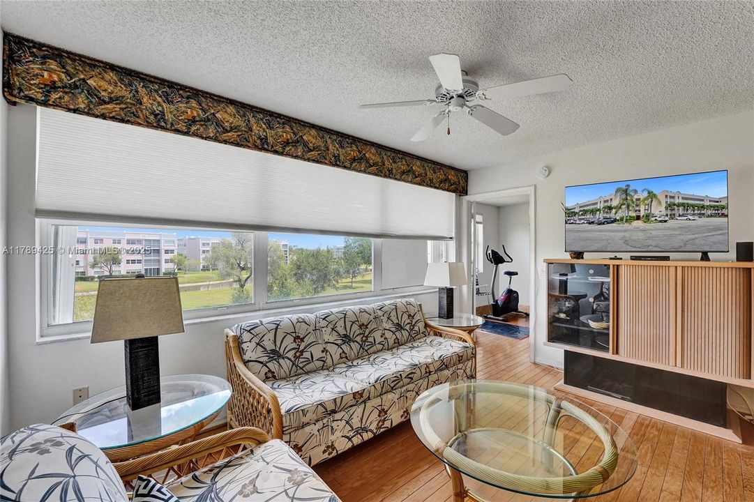 合同活跃: $140,000 (2 贝兹, 2 浴室, 1370 平方英尺)