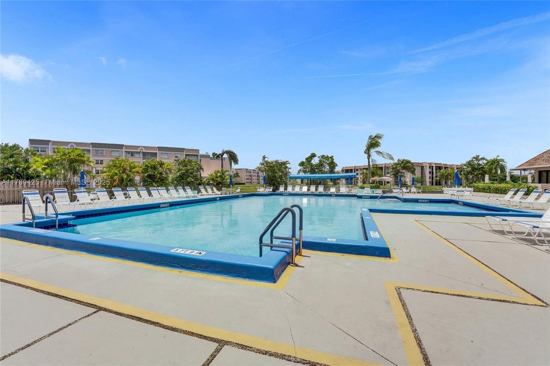 合同活跃: $140,000 (2 贝兹, 2 浴室, 1370 平方英尺)