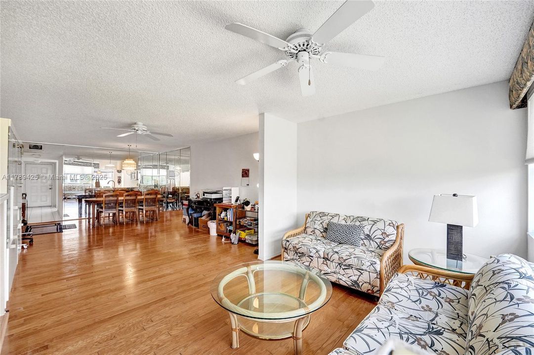 合同活跃: $140,000 (2 贝兹, 2 浴室, 1370 平方英尺)