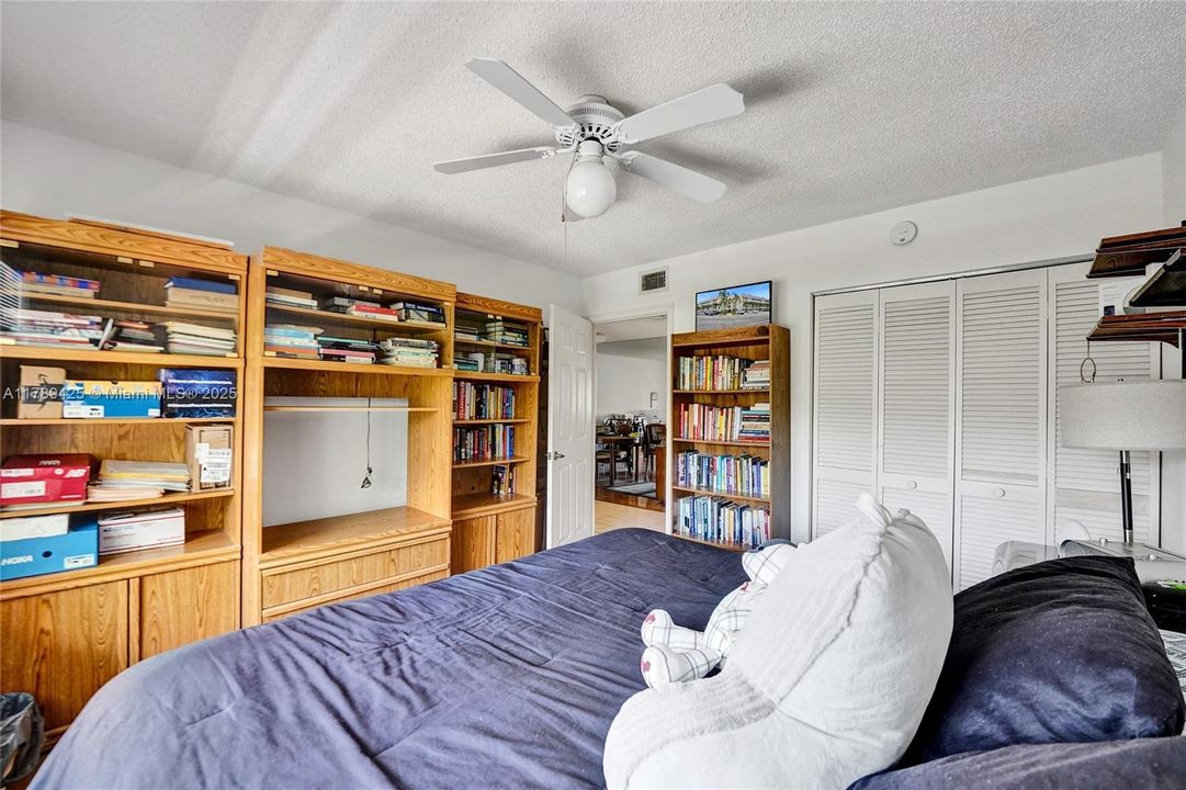 合同活跃: $140,000 (2 贝兹, 2 浴室, 1370 平方英尺)