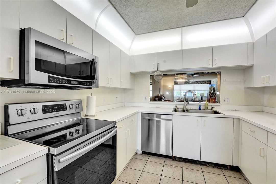 合同活跃: $140,000 (2 贝兹, 2 浴室, 1370 平方英尺)