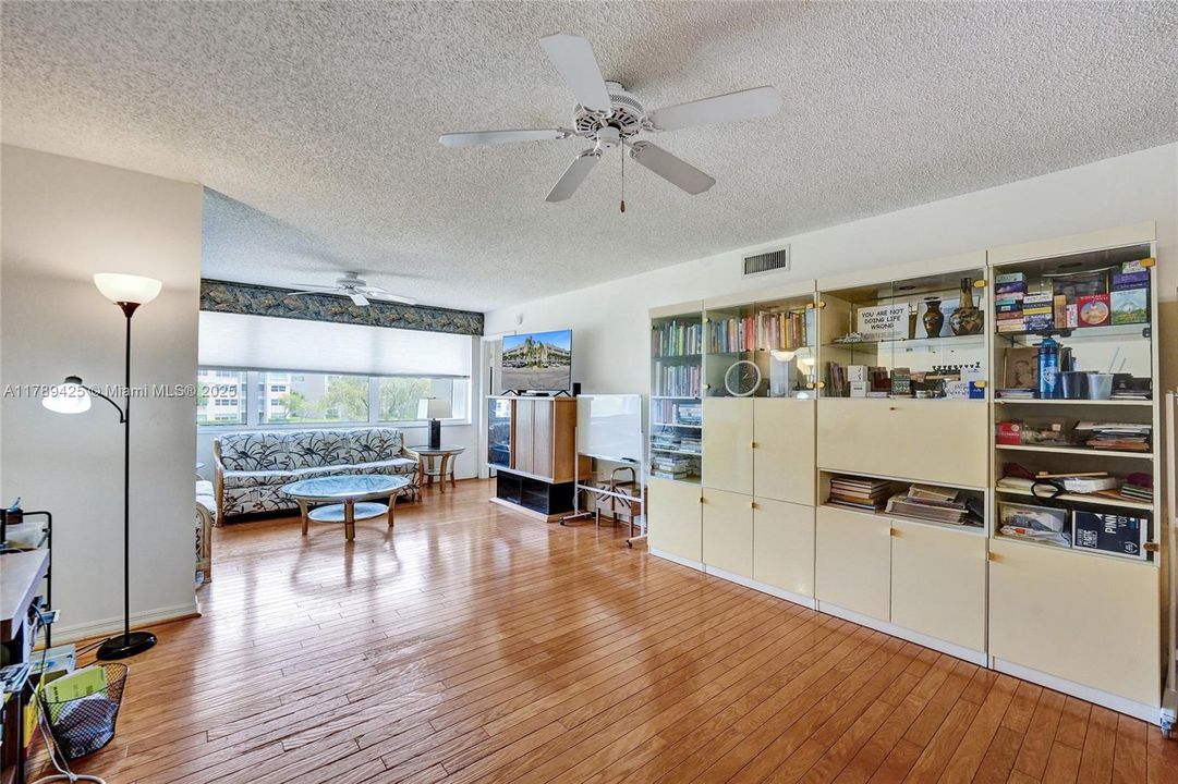 合同活跃: $140,000 (2 贝兹, 2 浴室, 1370 平方英尺)