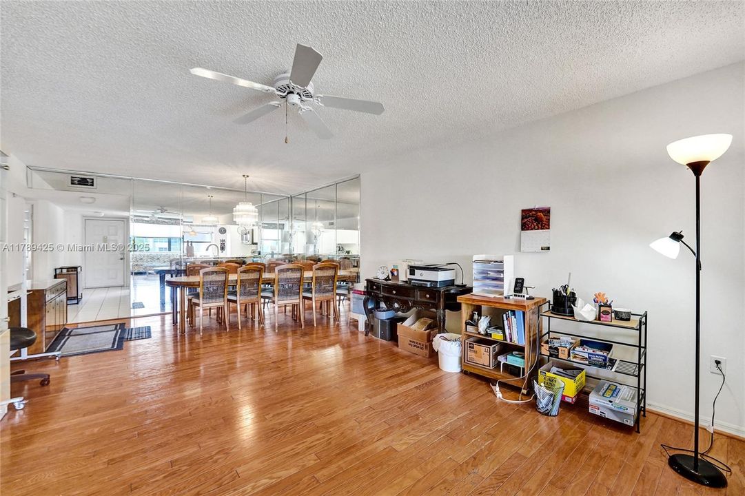 合同活跃: $140,000 (2 贝兹, 2 浴室, 1370 平方英尺)