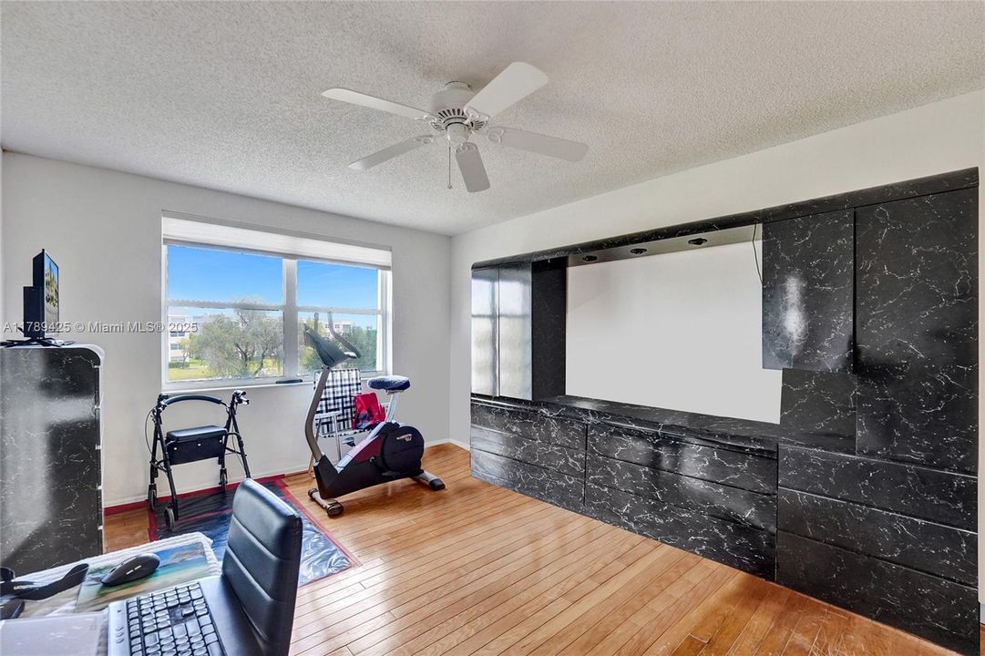 合同活跃: $140,000 (2 贝兹, 2 浴室, 1370 平方英尺)