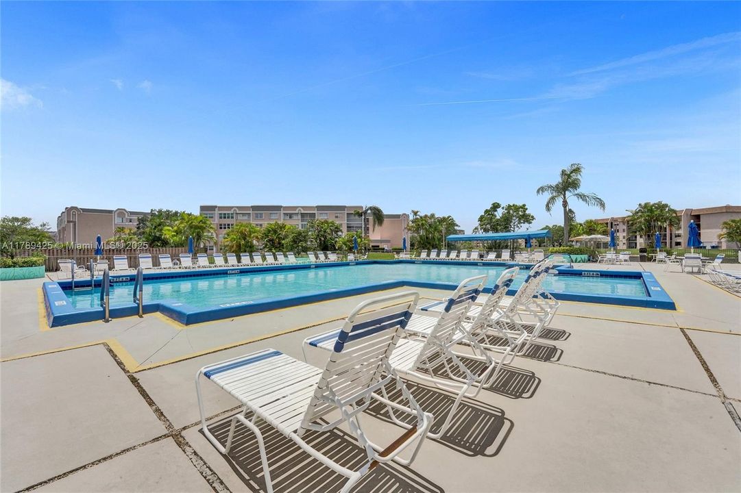 合同活跃: $140,000 (2 贝兹, 2 浴室, 1370 平方英尺)