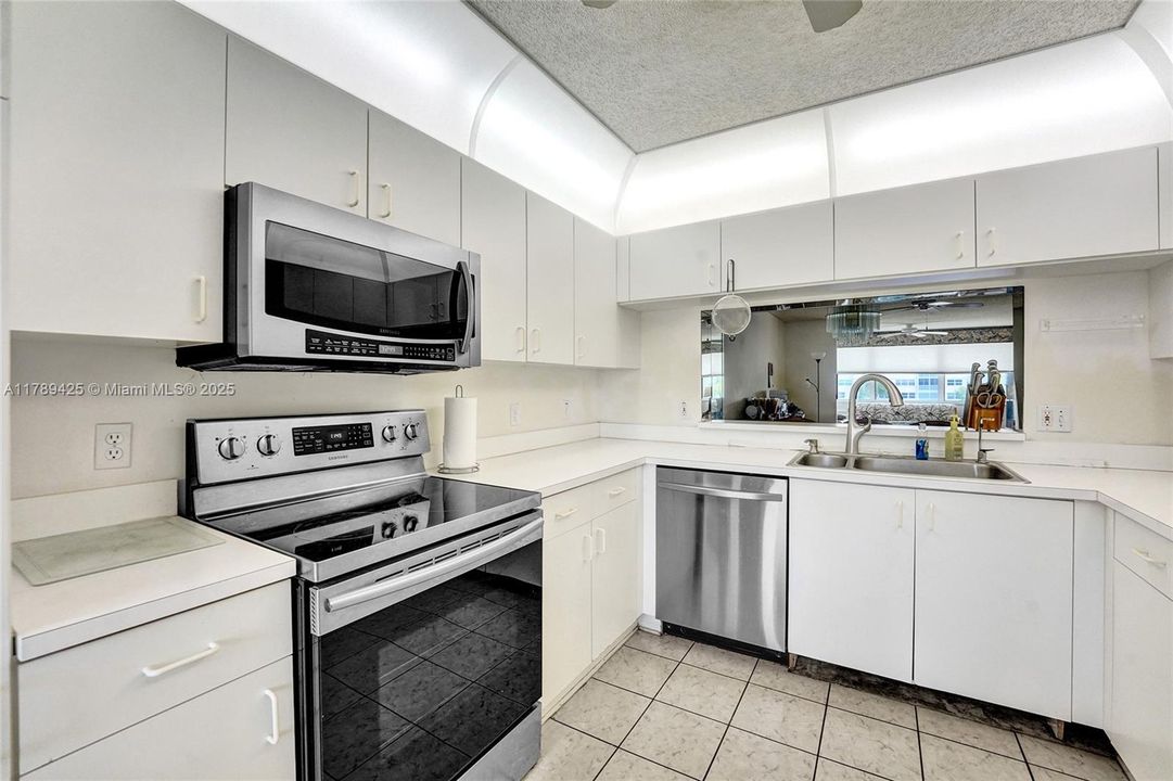 合同活跃: $140,000 (2 贝兹, 2 浴室, 1370 平方英尺)