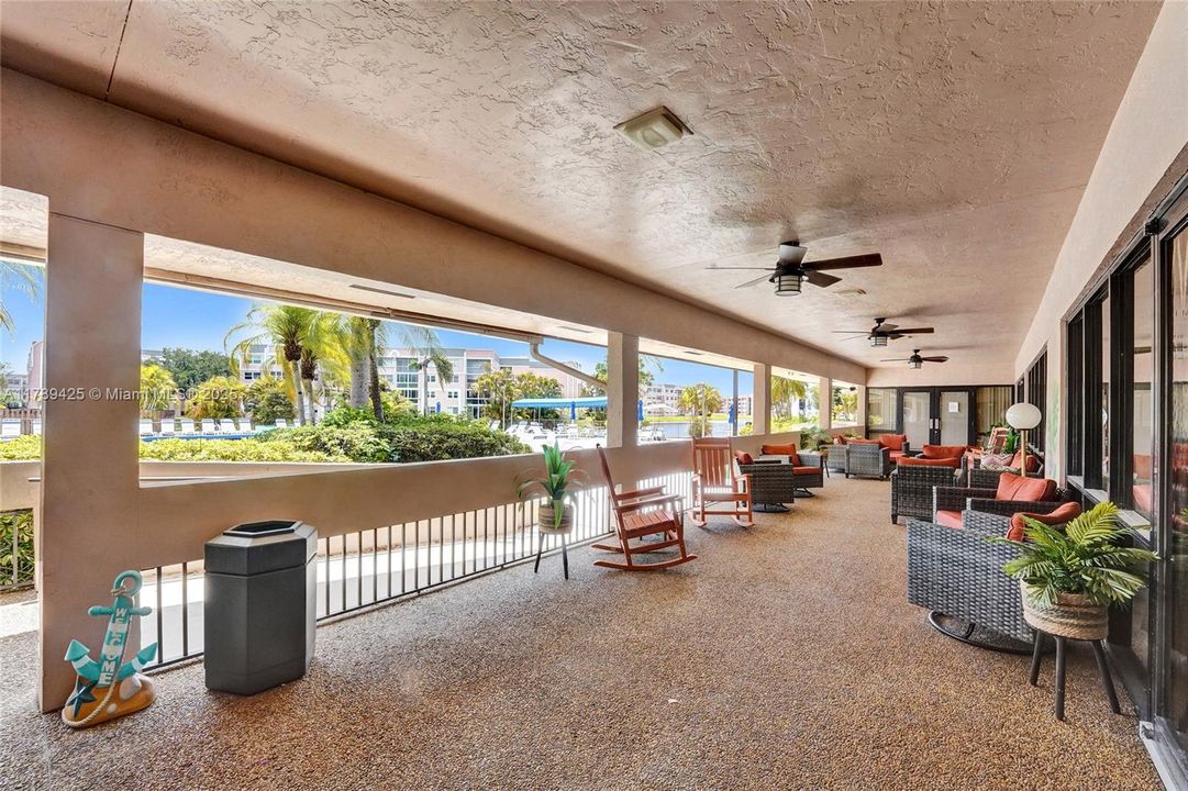 合同活跃: $140,000 (2 贝兹, 2 浴室, 1370 平方英尺)