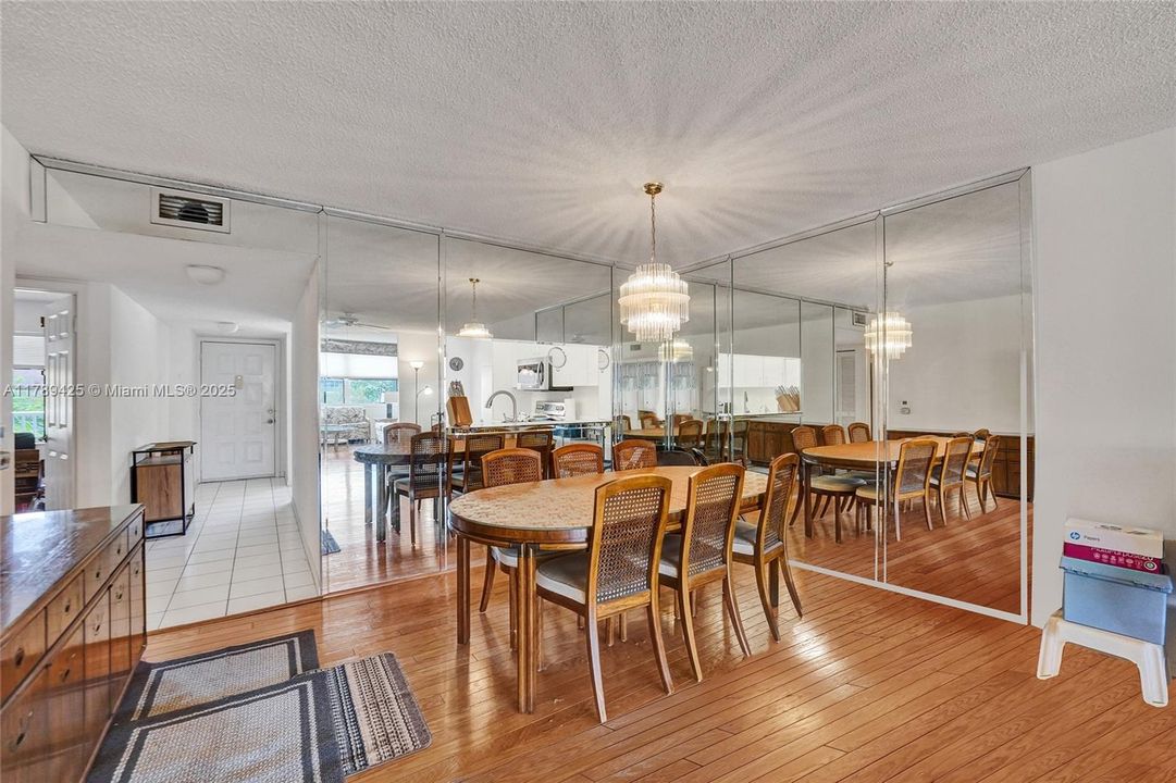 合同活跃: $140,000 (2 贝兹, 2 浴室, 1370 平方英尺)