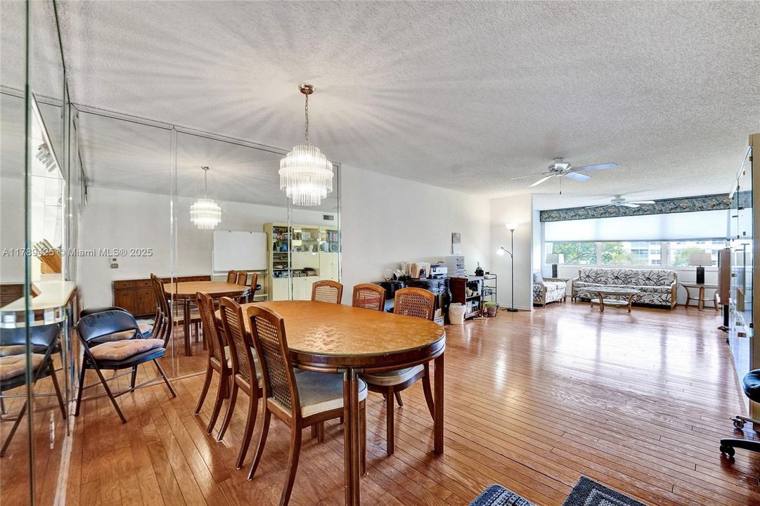 合同活跃: $140,000 (2 贝兹, 2 浴室, 1370 平方英尺)