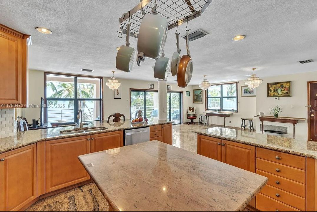 Vendido Recientemente: $5,245,000 (7 camas, 6 baños, 7941 Pies cuadrados)