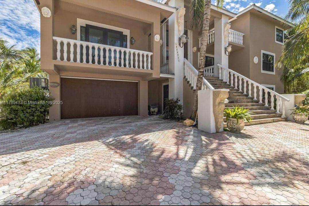 Vendido Recientemente: $5,245,000 (7 camas, 6 baños, 7941 Pies cuadrados)