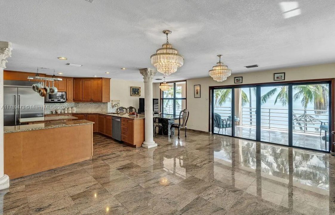 Vendido Recientemente: $5,245,000 (7 camas, 6 baños, 7941 Pies cuadrados)