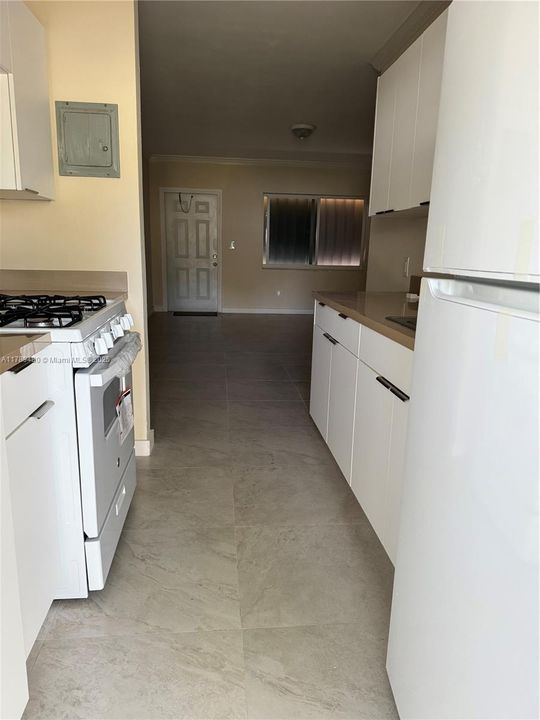 For Sale: $200,000 (2 beds, 1 baths, 750 Square Feet)