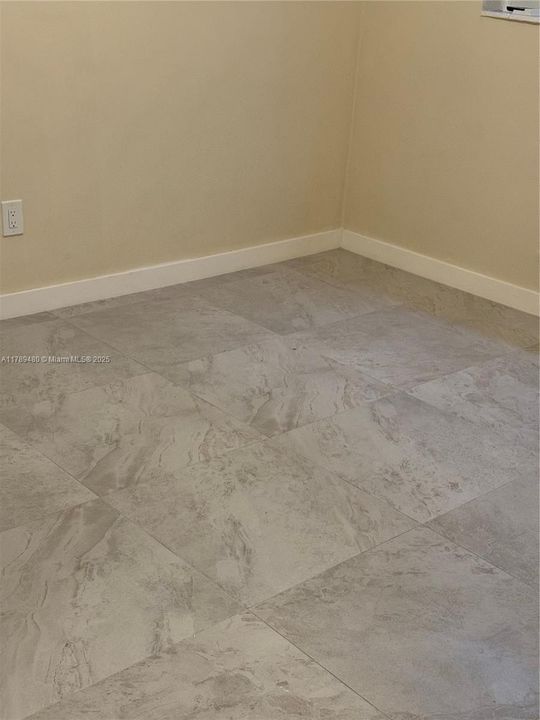 For Sale: $200,000 (2 beds, 1 baths, 750 Square Feet)