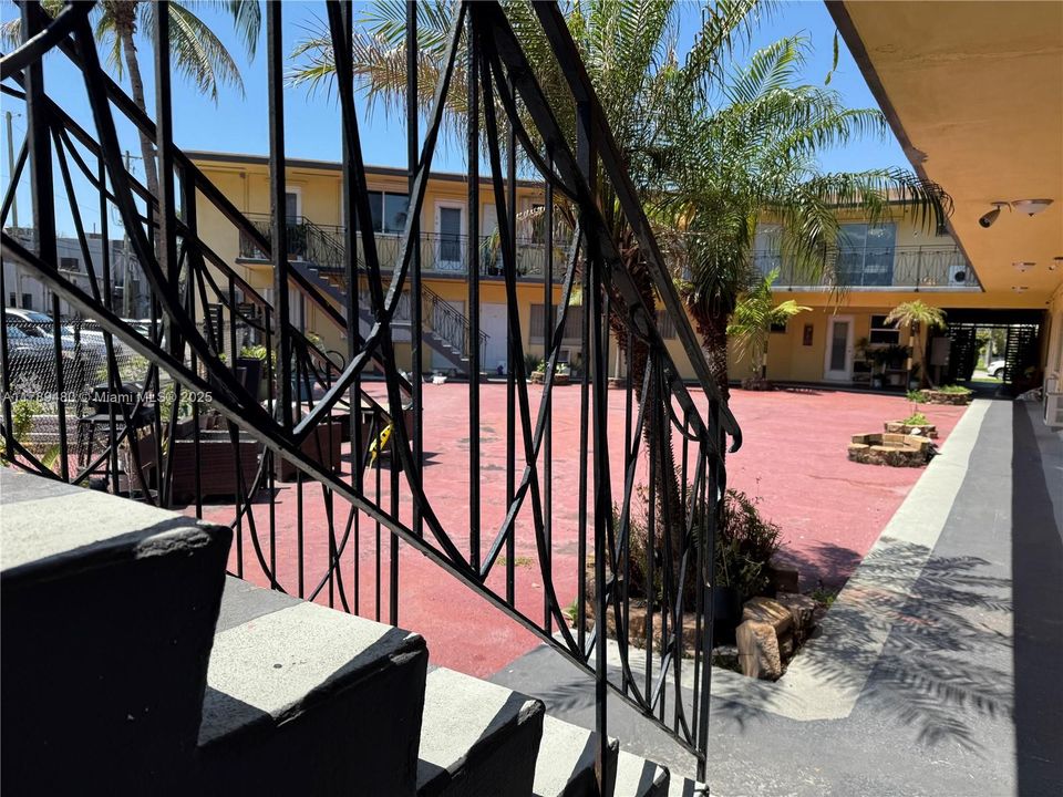 For Sale: $200,000 (2 beds, 1 baths, 750 Square Feet)