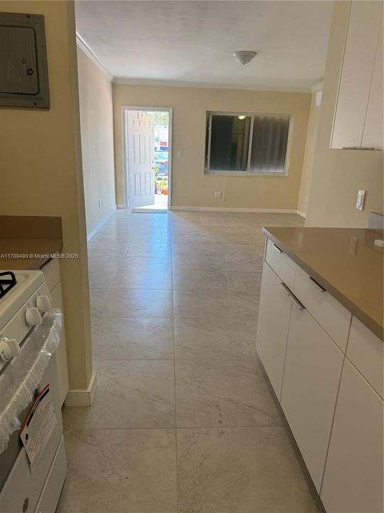 For Sale: $200,000 (2 beds, 1 baths, 750 Square Feet)