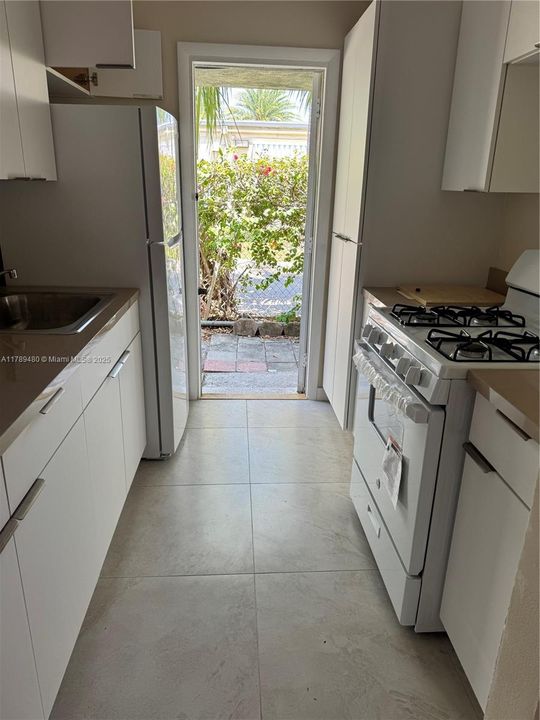 For Sale: $200,000 (2 beds, 1 baths, 750 Square Feet)