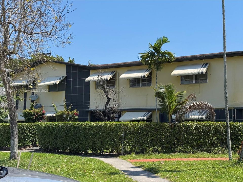 For Sale: $200,000 (2 beds, 1 baths, 750 Square Feet)