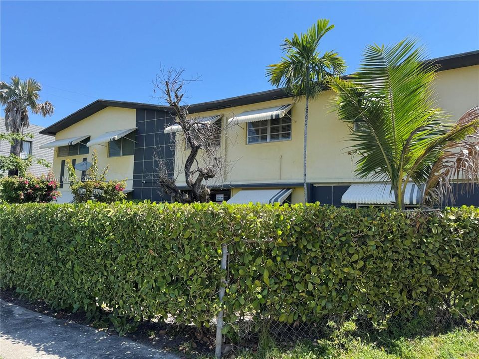 For Sale: $200,000 (2 beds, 1 baths, 750 Square Feet)