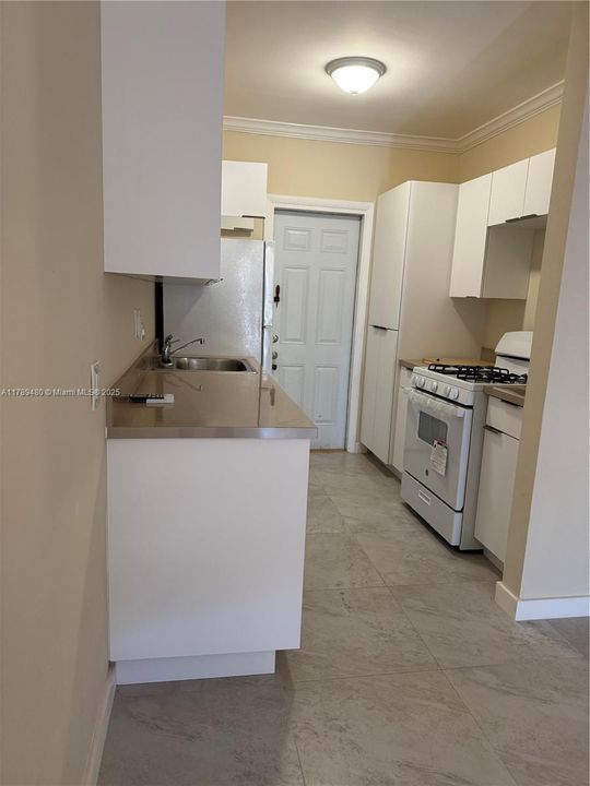 For Sale: $200,000 (2 beds, 1 baths, 750 Square Feet)