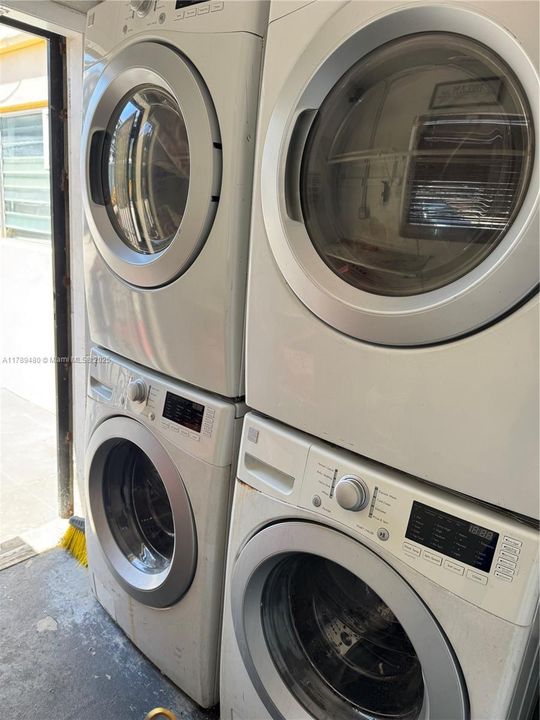 For Sale: $200,000 (2 beds, 1 baths, 750 Square Feet)