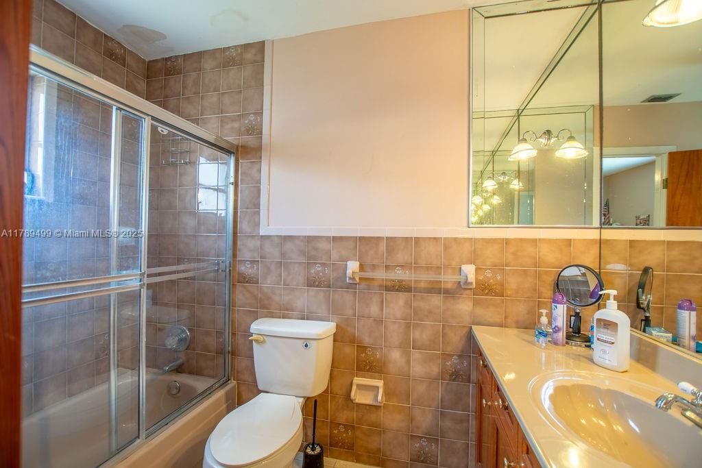 最近售出: $995,000 (0 贝兹, 0 浴室, 4347 平方英尺)