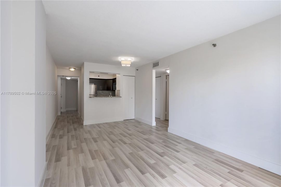 最近售出: $280,000 (2 贝兹, 1 浴室, 789 平方英尺)