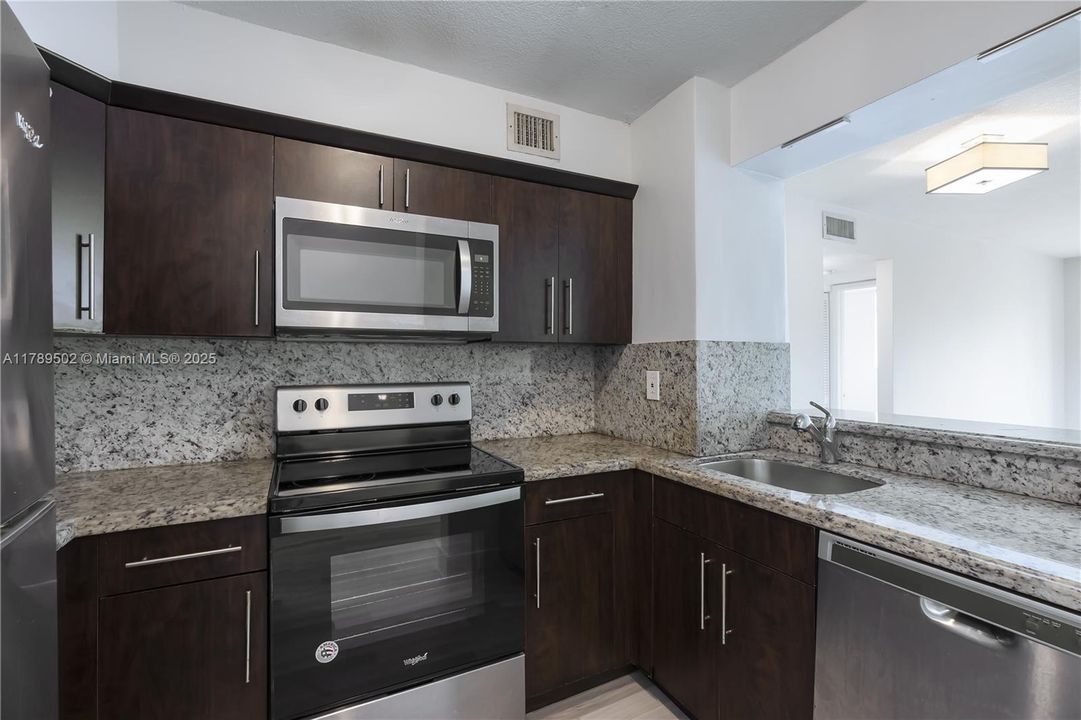 最近售出: $280,000 (2 贝兹, 1 浴室, 789 平方英尺)