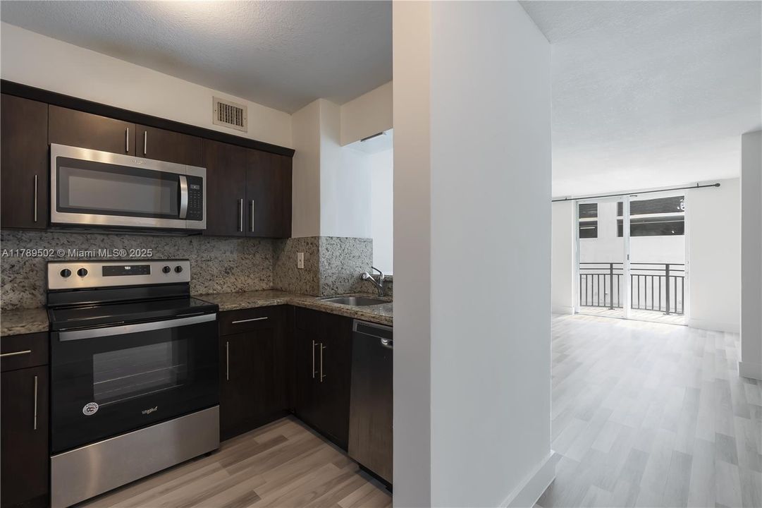 最近售出: $280,000 (2 贝兹, 1 浴室, 789 平方英尺)