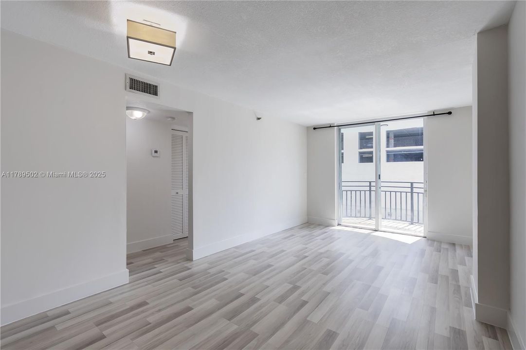 最近售出: $280,000 (2 贝兹, 1 浴室, 789 平方英尺)